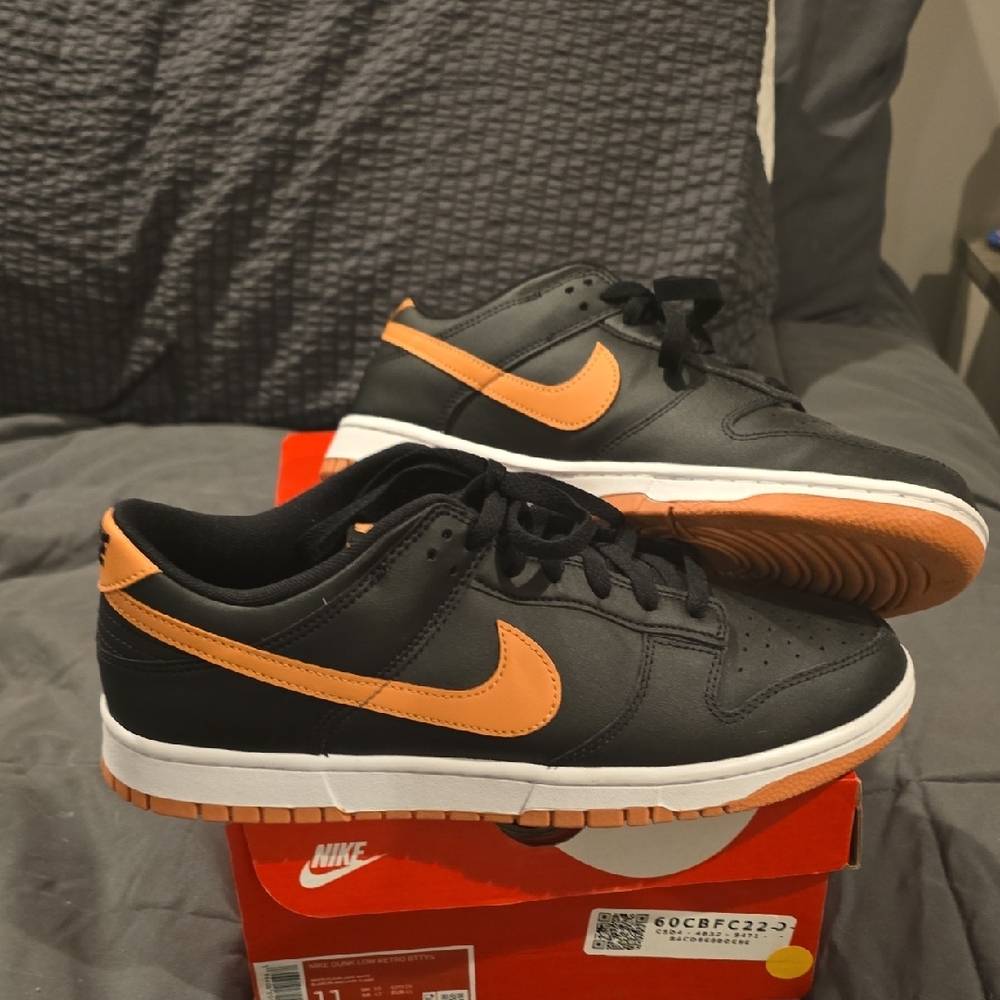 Nike Men's Black and Orange Sneakers